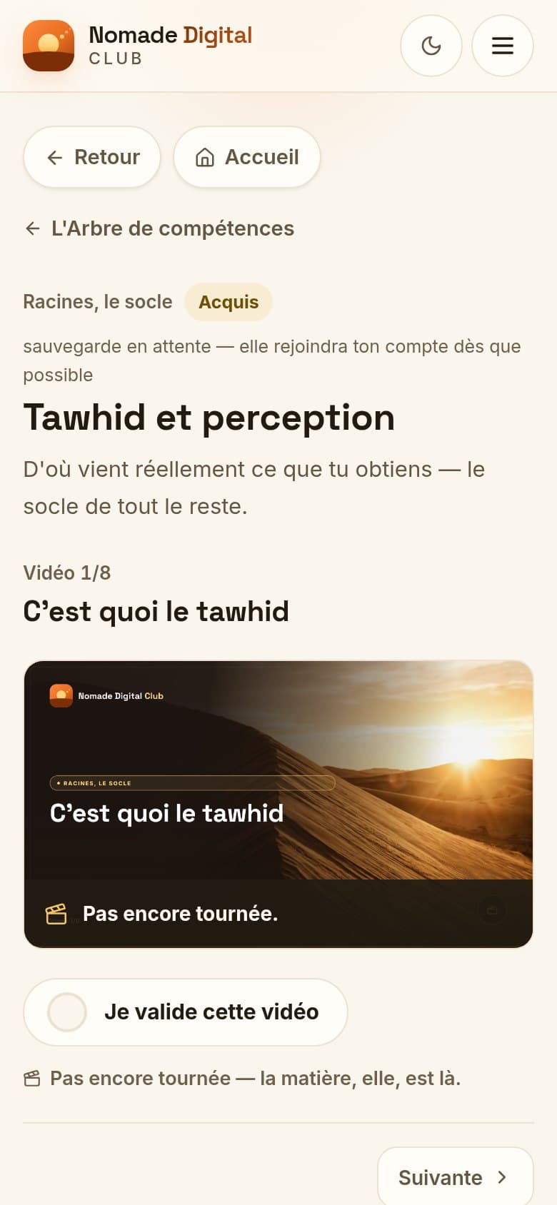 La salle de cours d'une compétence : le sommaire des vidéos à gauche, la vidéo à droite, la fiche de révision et l'action en bas — version téléphone