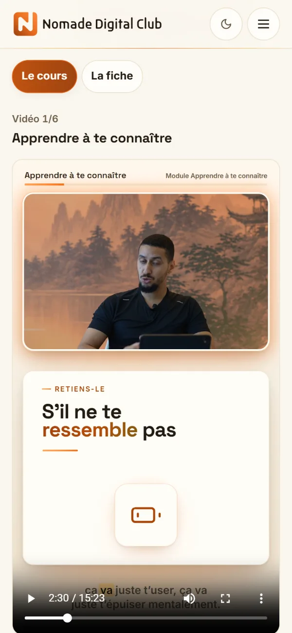 Sur téléphone, la même salle de cours : les onglets, le titre de la leçon et la vidéo dans son lecteur vertical, avec ses sous-titres.