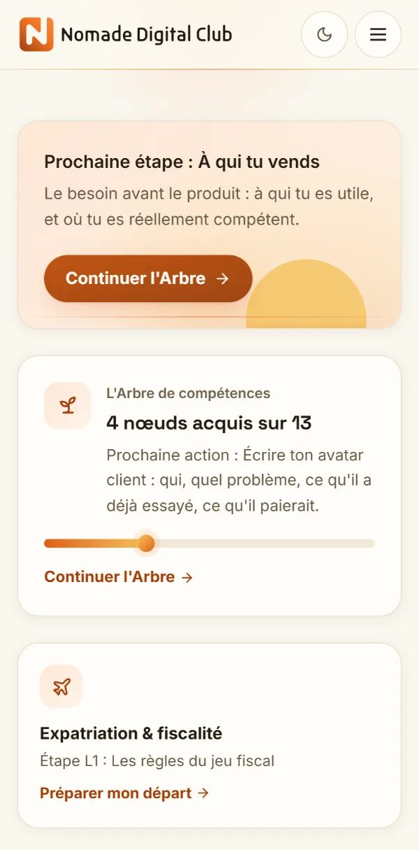 Le tableau de bord sur téléphone : la prochaine étape, le bouton pour continuer, l'Arbre de compétences avec la prochaine action, puis l'expatriation.